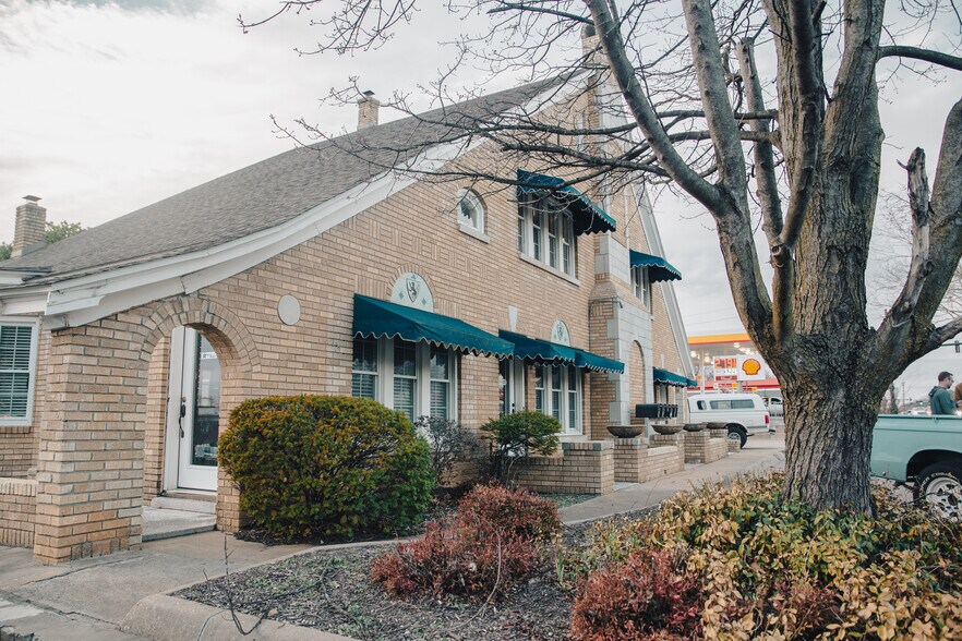 More Photos Of 355 N College Ave, Fayetteville Office For Sale