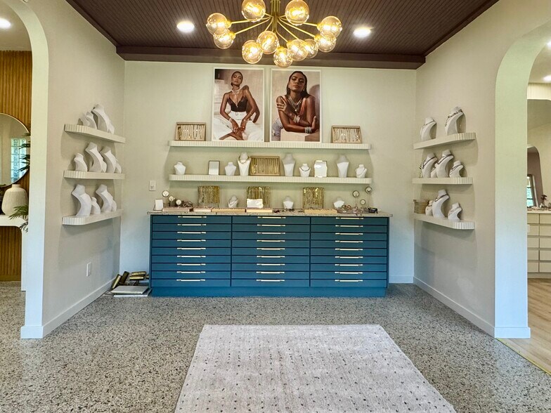 More Photos Of 5400 85th St, Vero Beach Showroom For Sale