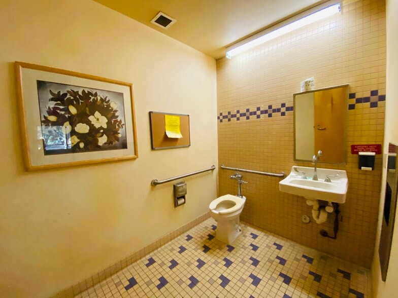 More Photos Of 404 Hall of Fame Dr, Lake City Medical For Lease