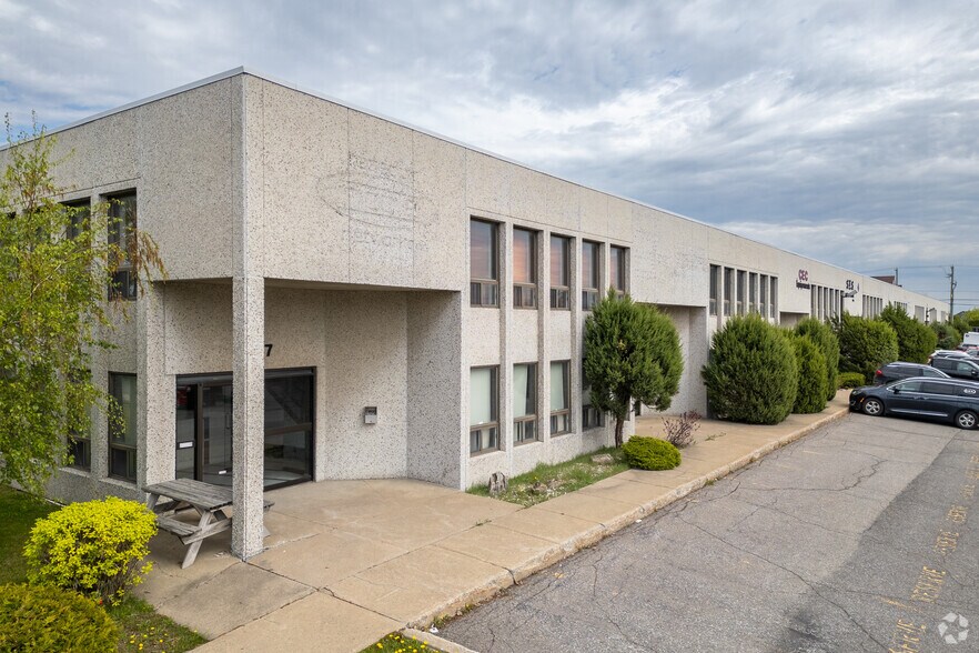 More Photos Of 2369-2395 Rue Rue Guénette, Saint-Laurent Light Distribution For Sale