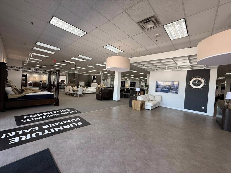 More Photos Of 1000 S Main St, Roswell Freestanding For Sale