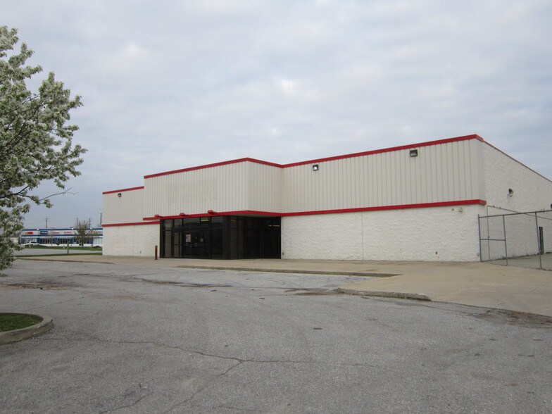 More Photos Of 18160 Market Ct, Westfield Freestanding For Lease