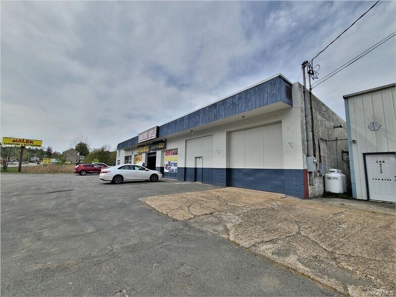 More Photos Of 186 E Broadway, Monticello Service For Sale