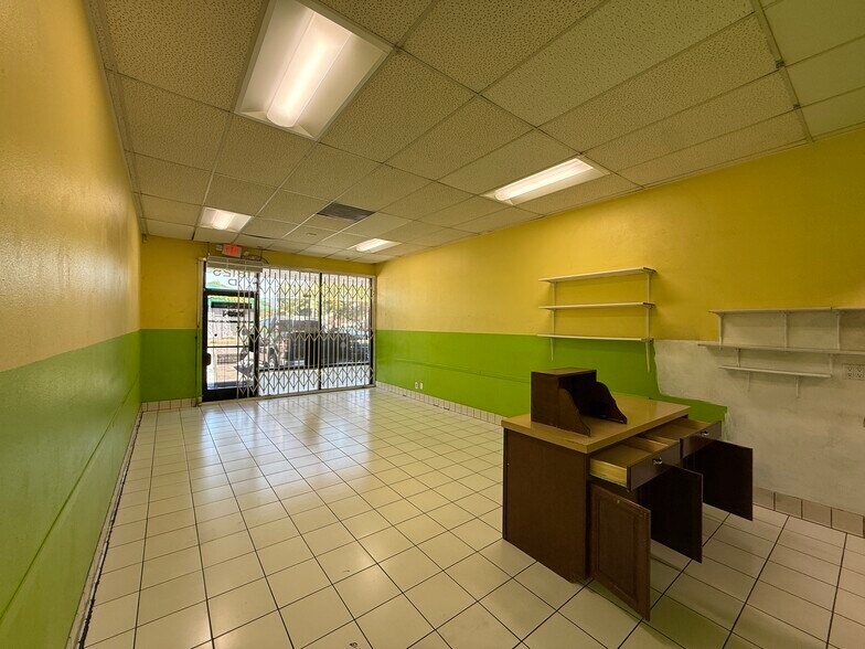 More Photos Of 18125 Saticoy St, Reseda General Retail For Lease