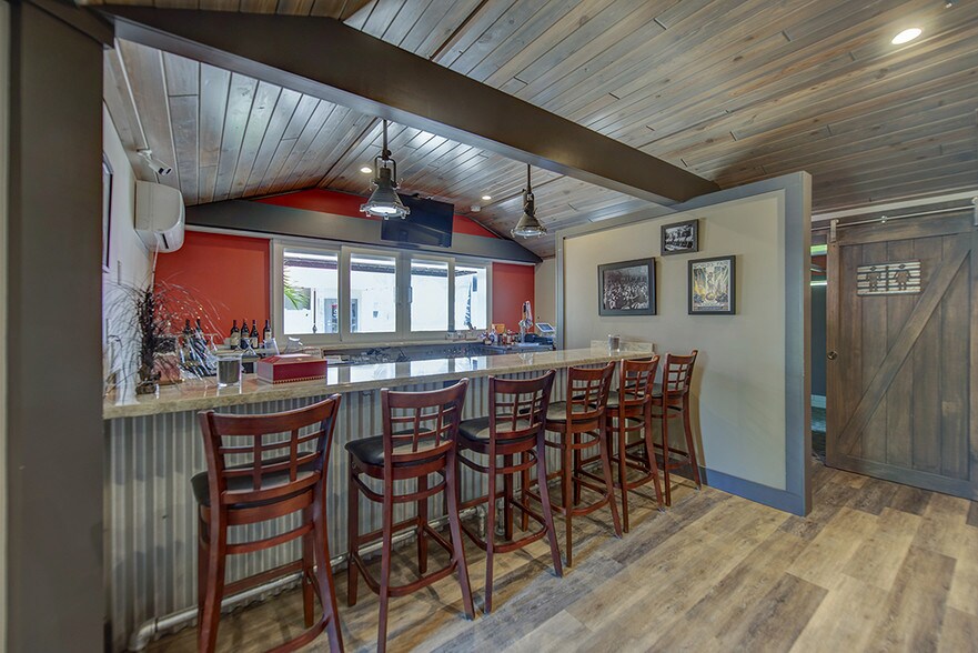 More Photos Of 514 NW Dixie Hwy, Stuart Restaurant For Sale