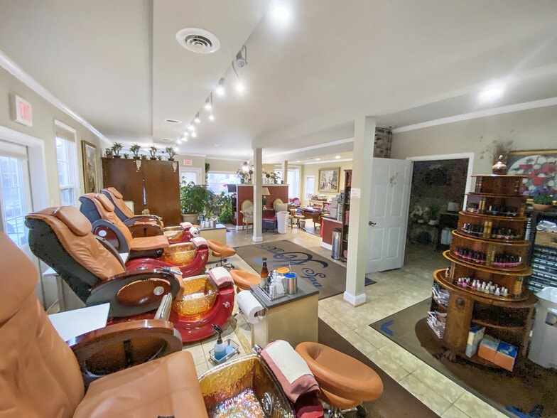 More Photos Of 108 Church St NE, Vienna Freestanding For Sale