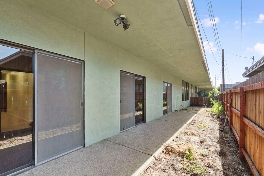 More Photos Of 330 S Fairmont Ave, Lodi Storefront Retail Office For Lease