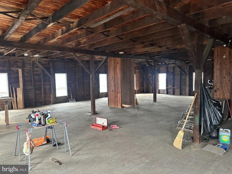 More Photos Of 9 Republic Aly, New Freedom Light Manufacturing For Sale