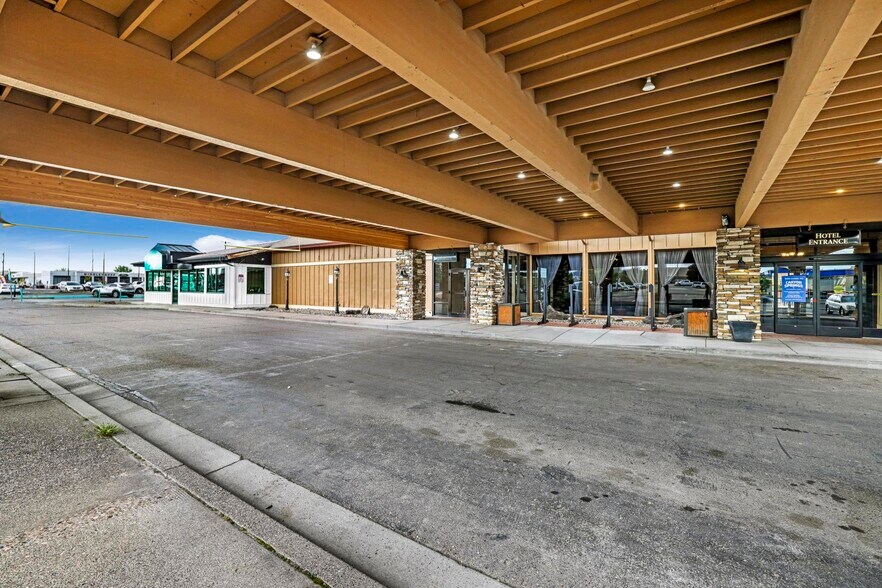 More Photos Of 1351 Blue Lakes N Blvd, Twin Falls Storefront Retail Office For Lease