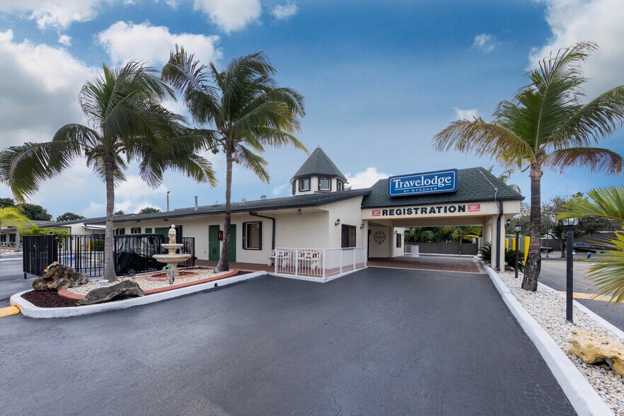 Primary Photo Of 409 SE 1st Ave, Florida City Hotel For Sale