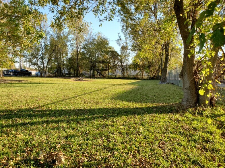 More Photos Of 410 W Canino Rd, Houston Manufacturing For Sale