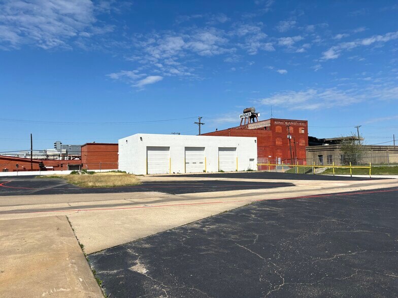 More Photos Of 812 E 9th St, Fort Worth Distribution For Lease