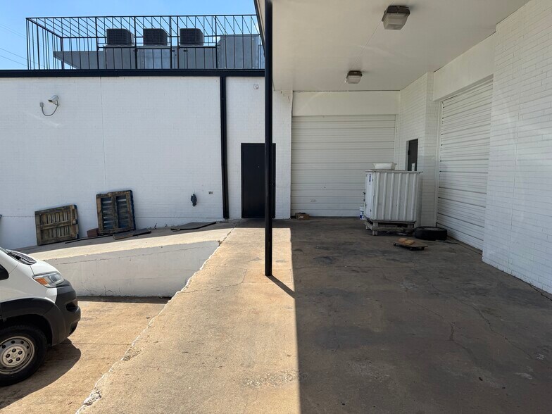 More Photos Of 7205 Envoy Ct, Dallas Showroom For Sale