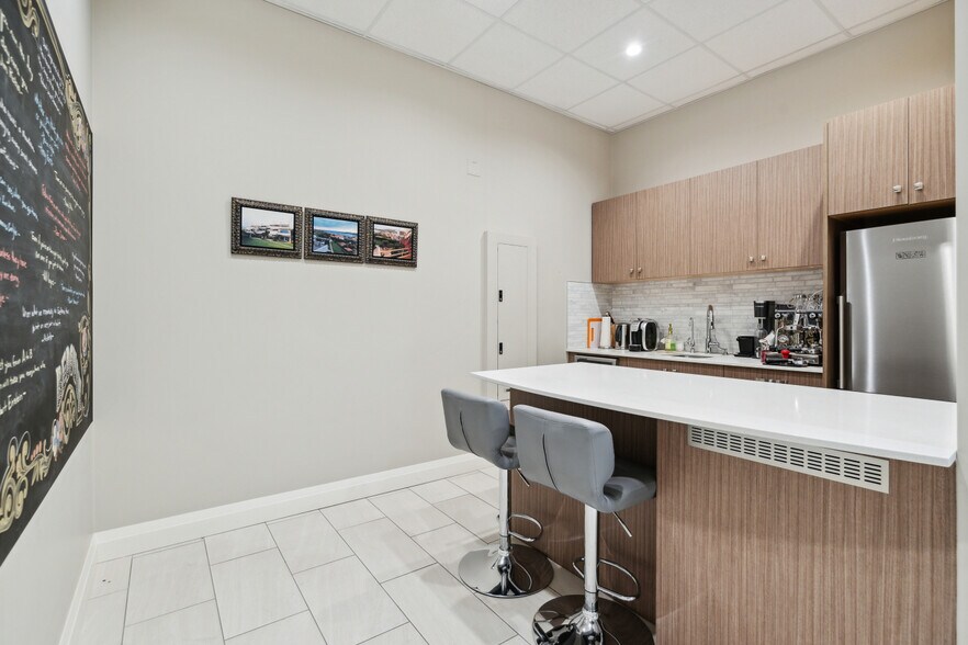 More Photos Of 934 6 Av SW, Calgary Storefront Retail Office For Lease