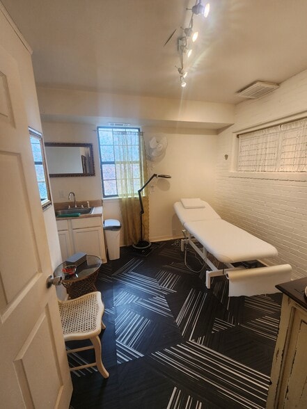 More Photos Of 10 S Crenshaw Ave, Richmond Freestanding For Lease