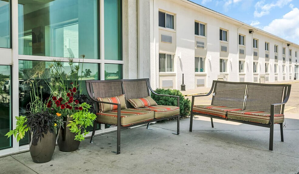 More Photos Of 111 Circle Rd, Big Springs Hotel For Sale