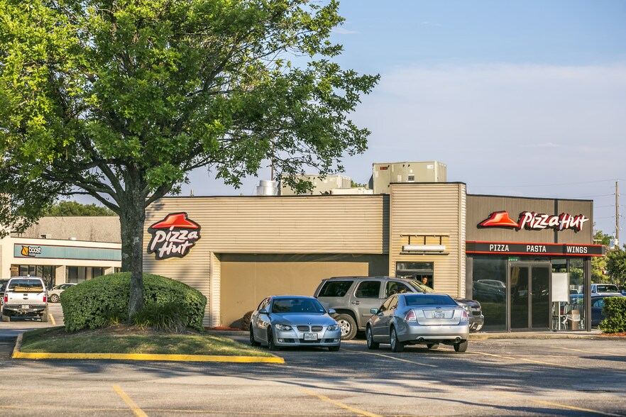 More Photos Of 13030-13190 Veterans Memorial Dr, Houston Unknown For Lease