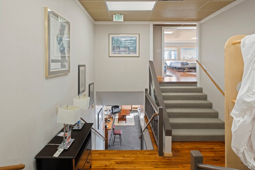 More Photos Of 300 NE 45th St, Seattle Freestanding For Sale