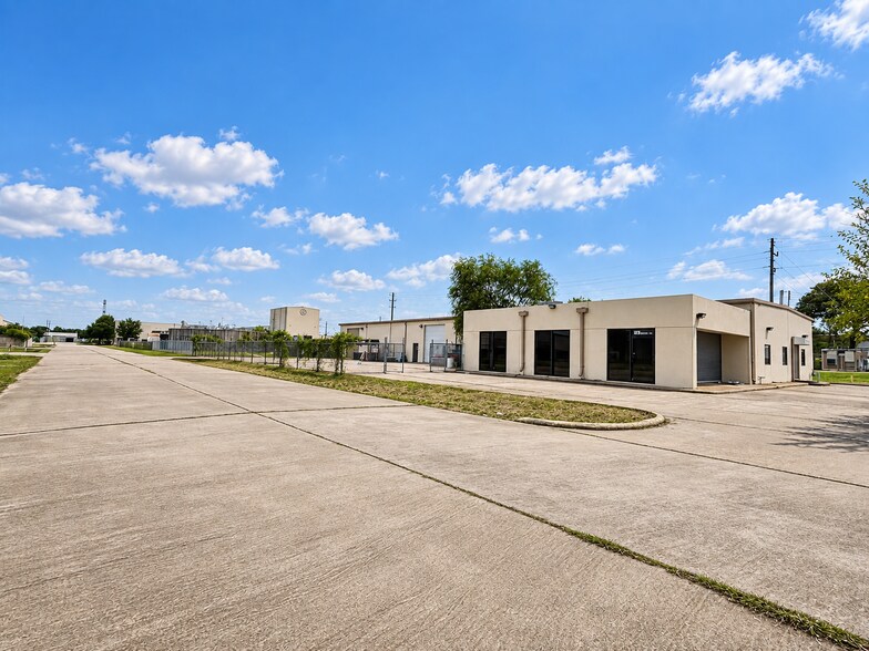 More Photos Of 11519 S Petropark Dr, Houston Warehouse For Sale