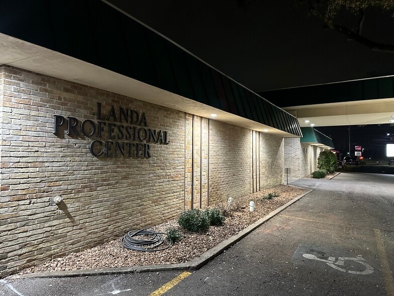 More Photos Of 457 Landa St, New Braunfels Office For Lease