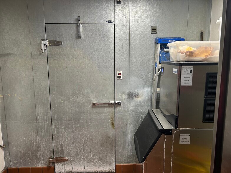 More Photos Of 6336 111th St, Chicago Ridge Freestanding For Lease