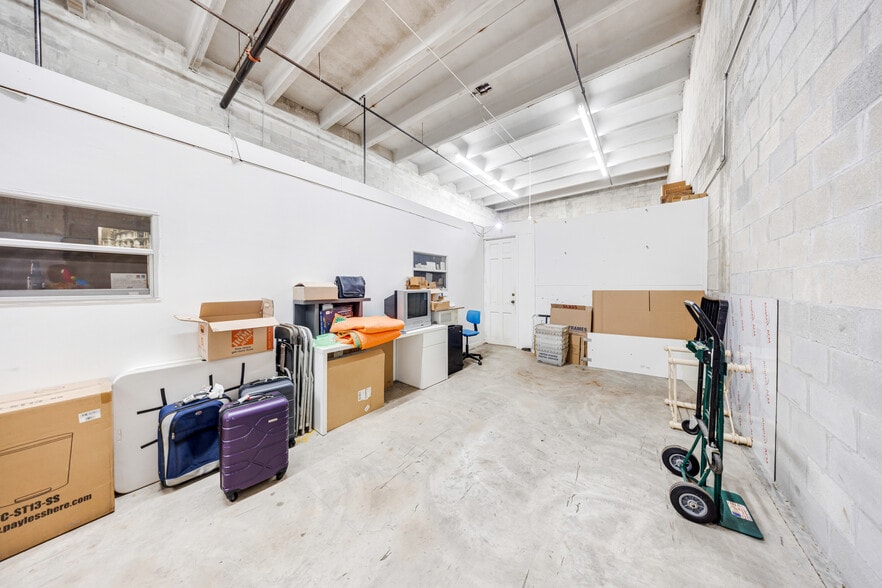 More Photos Of 7953-7967 NW 64th St, Miami Warehouse For Lease