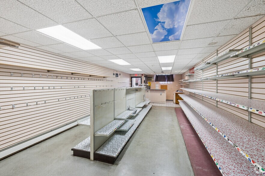 More Photos Of 262 Main St, Madison Veterinarian Kennel For Sale