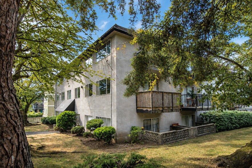 More Photos Of 2065 Triumph St, Vancouver Apartments For Sale
