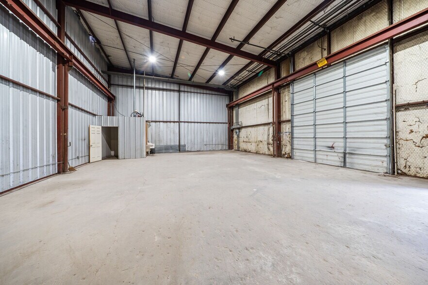 More Photos Of 2833 Roosevelt Ave, San Antonio Warehouse For Sale