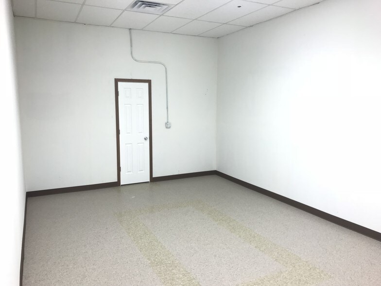 More Photos Of 206 1st St, Sergeant Bluff Office For Sale