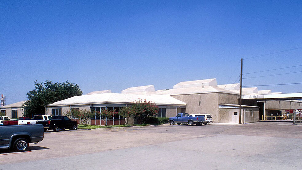 More Photos Of 2817 Braswell Dr, Fort Worth Distribution For Lease