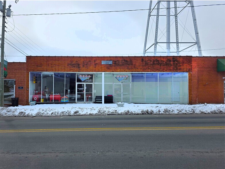 More Photos Of 206 E Main St, Rockwell Storefront Retail Office For Lease