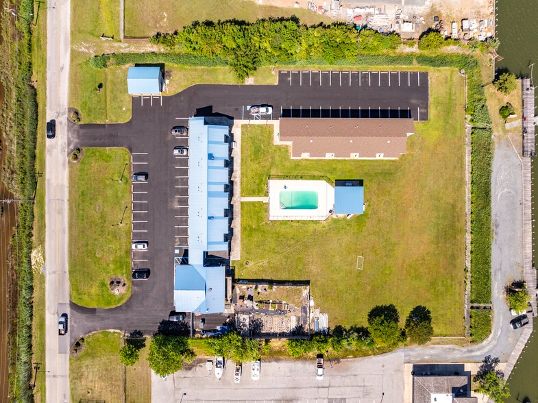 More Photos Of 700 Norris Harbor Dr, Crisfield Hotel For Sale