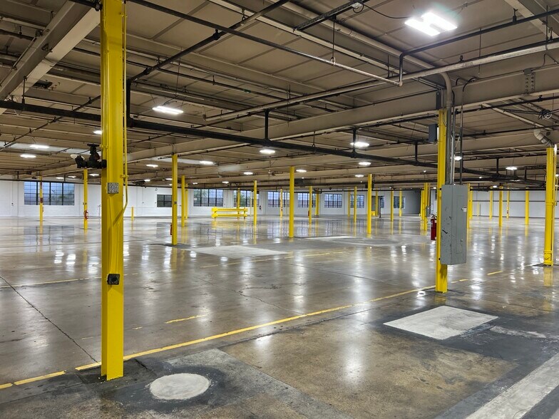 More Photos Of 5200-5230 W Roosevelt Rd, Chicago Warehouse For Lease