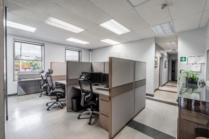 More Photos Of 700 Montée de Liesse, Montréal Distribution For Sale