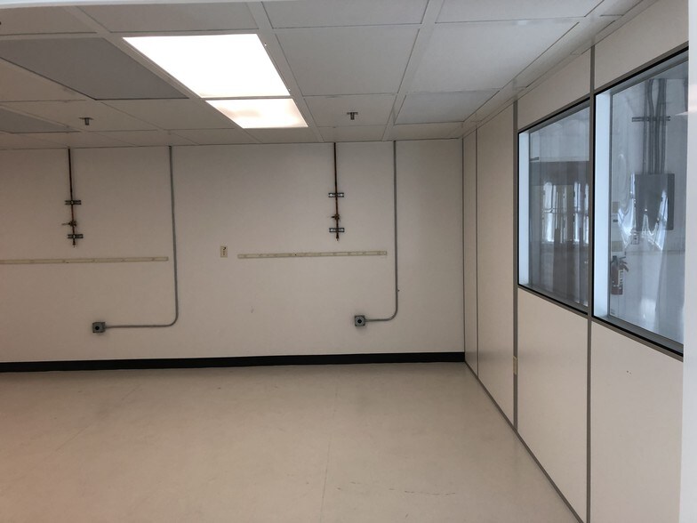 More Photos Of 10451-10455 Roselle St, San Diego Research And Development For Lease