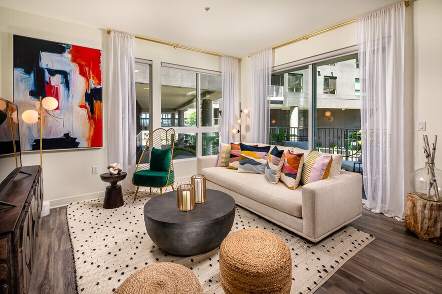 More Photos Of 1331 N Cahuenga Blvd, Los Angeles Apartments For Lease