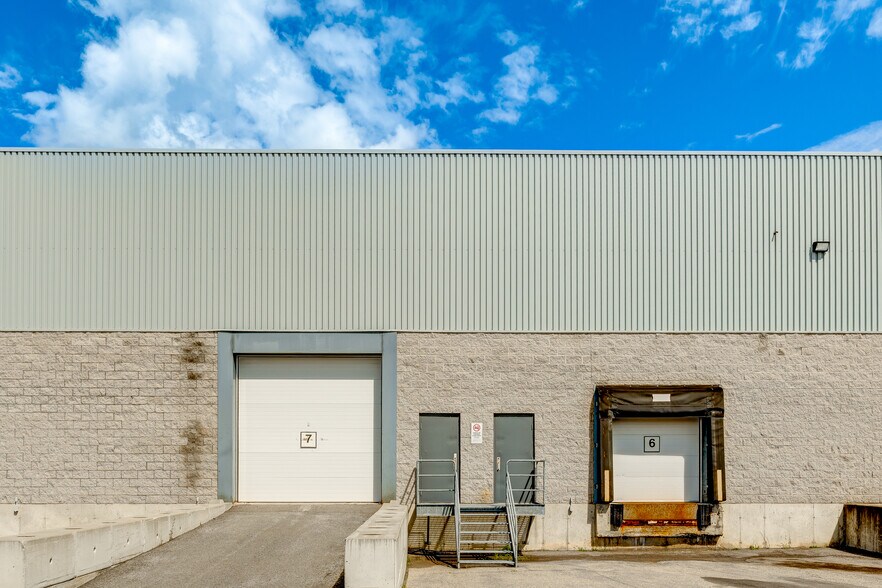 More Photos Of 2900-2976 Rue Joseph-A.-Bombardier, Laval Warehouse For Lease