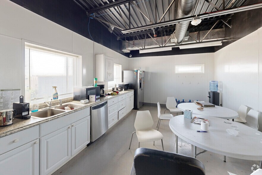 More Photos Of 5290 E 43rd Ave, Denver Warehouse For Sale