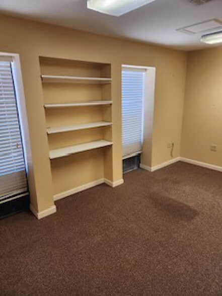 More Photos Of 502 Twin Bridges Rd, Alexandria Self Storage For Lease