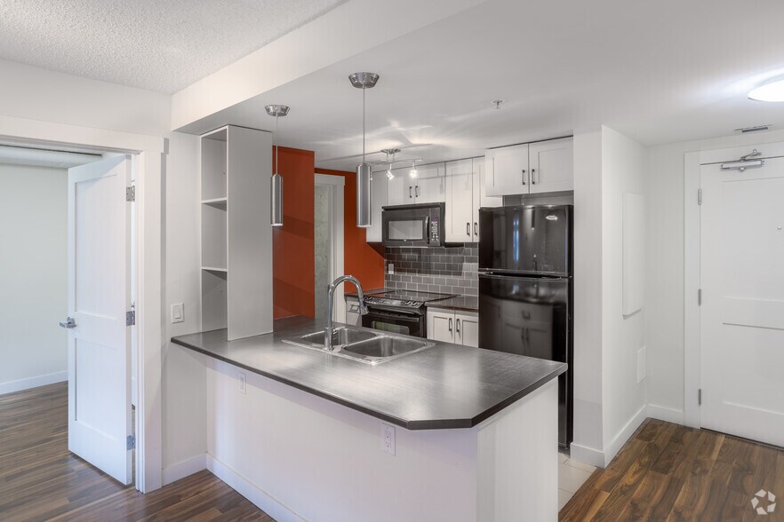 More Photos Of 10047 109 St NW, Edmonton Apartments For Lease