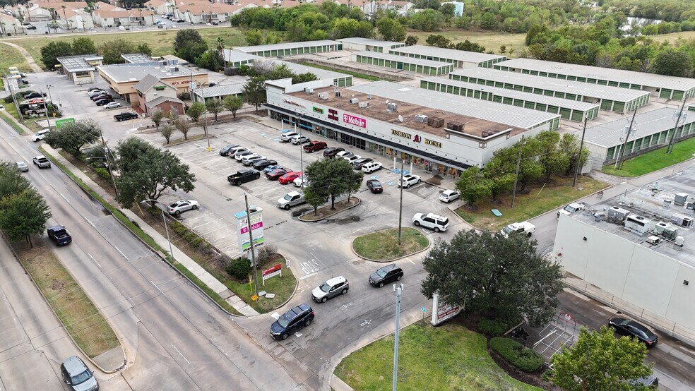 More Photos Of 10208 Beechnut St, Houston Unknown For Lease