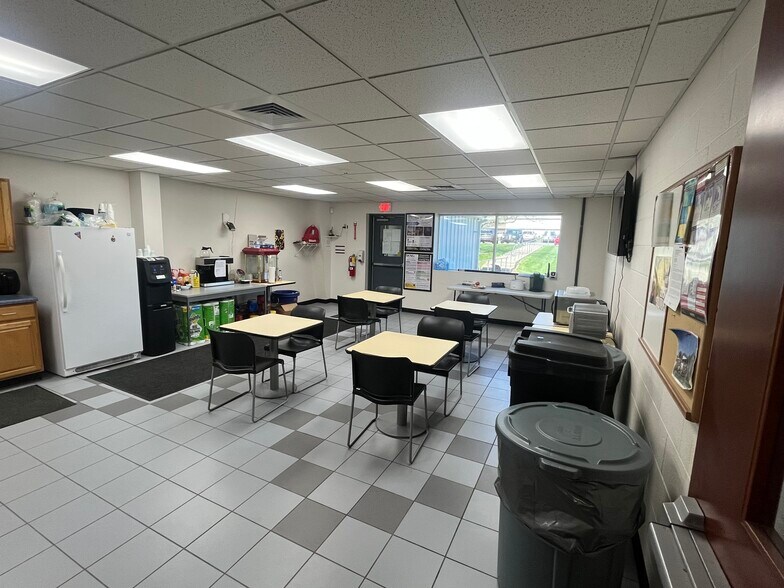 More Photos Of 851 Transport Dr, Valparaiso Flex For Sale