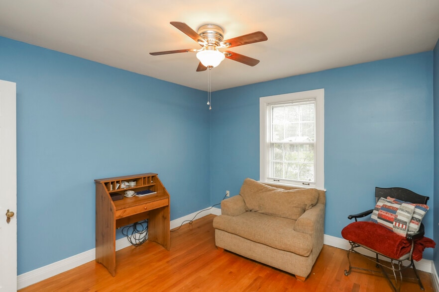 More Photos Of 103 Bass Dr, Columbia Flex For Sale