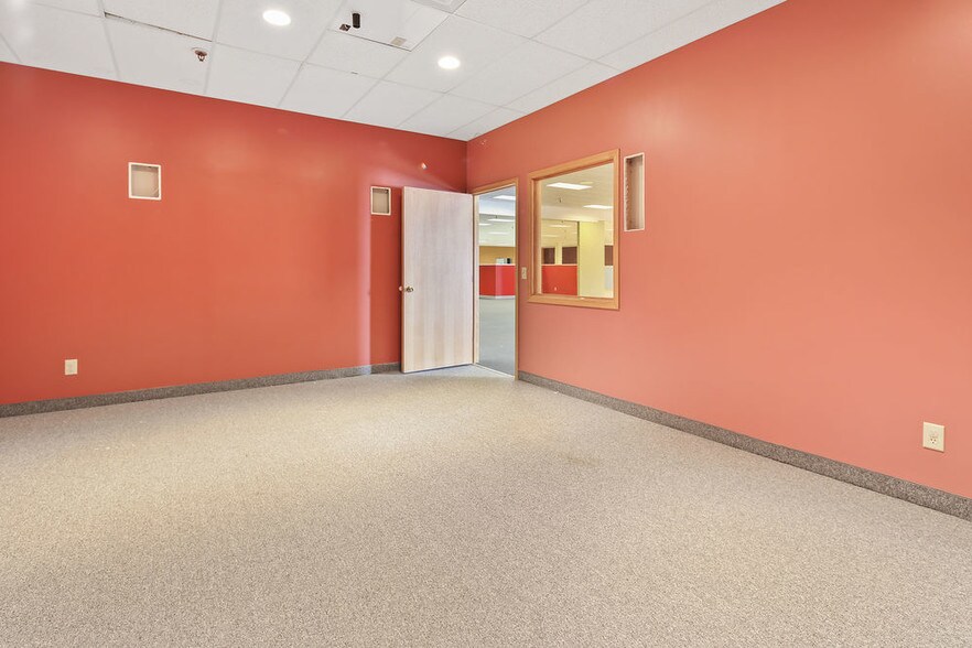 More Photos Of 110-114 S Rum River Dr, Princeton General Retail For Lease