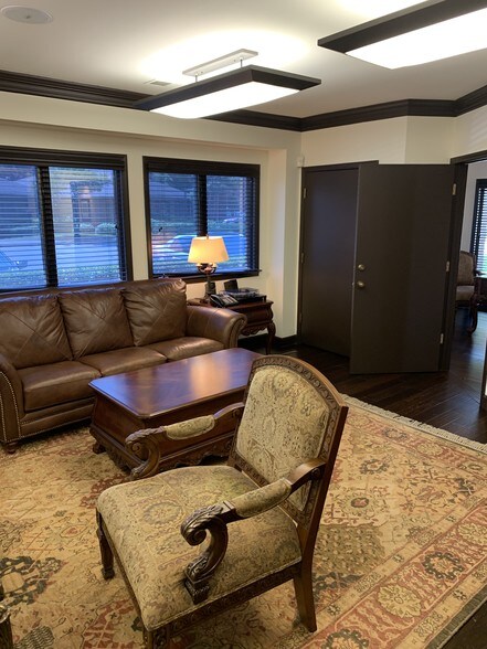 More Photos Of 4727-4729 Spottswood Ave, Memphis Office For Lease