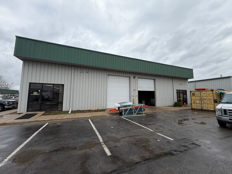 More Photos Of 6603 Royal St, Liberty Service For Lease