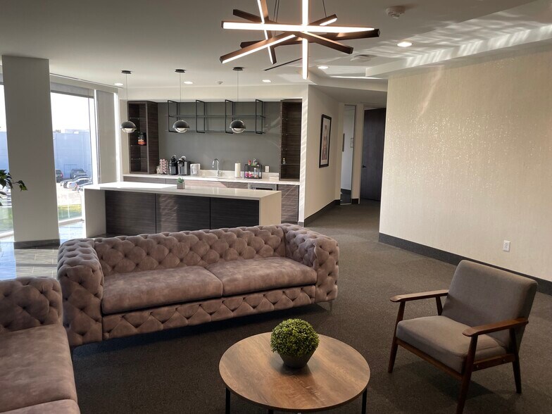 More Photos Of 211 Highland Cross Dr, Houston Office For Sale