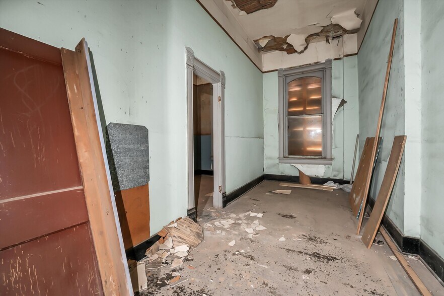 More Photos Of 100 W 4th St, Hobart Restaurant For Sale