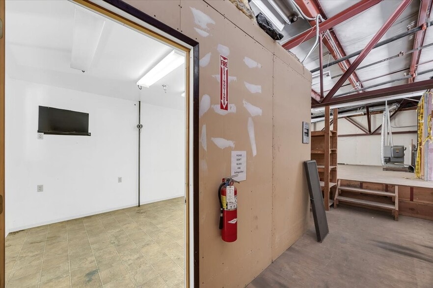 More Photos Of 20833 Mechanical Dr, Sonora Warehouse For Lease